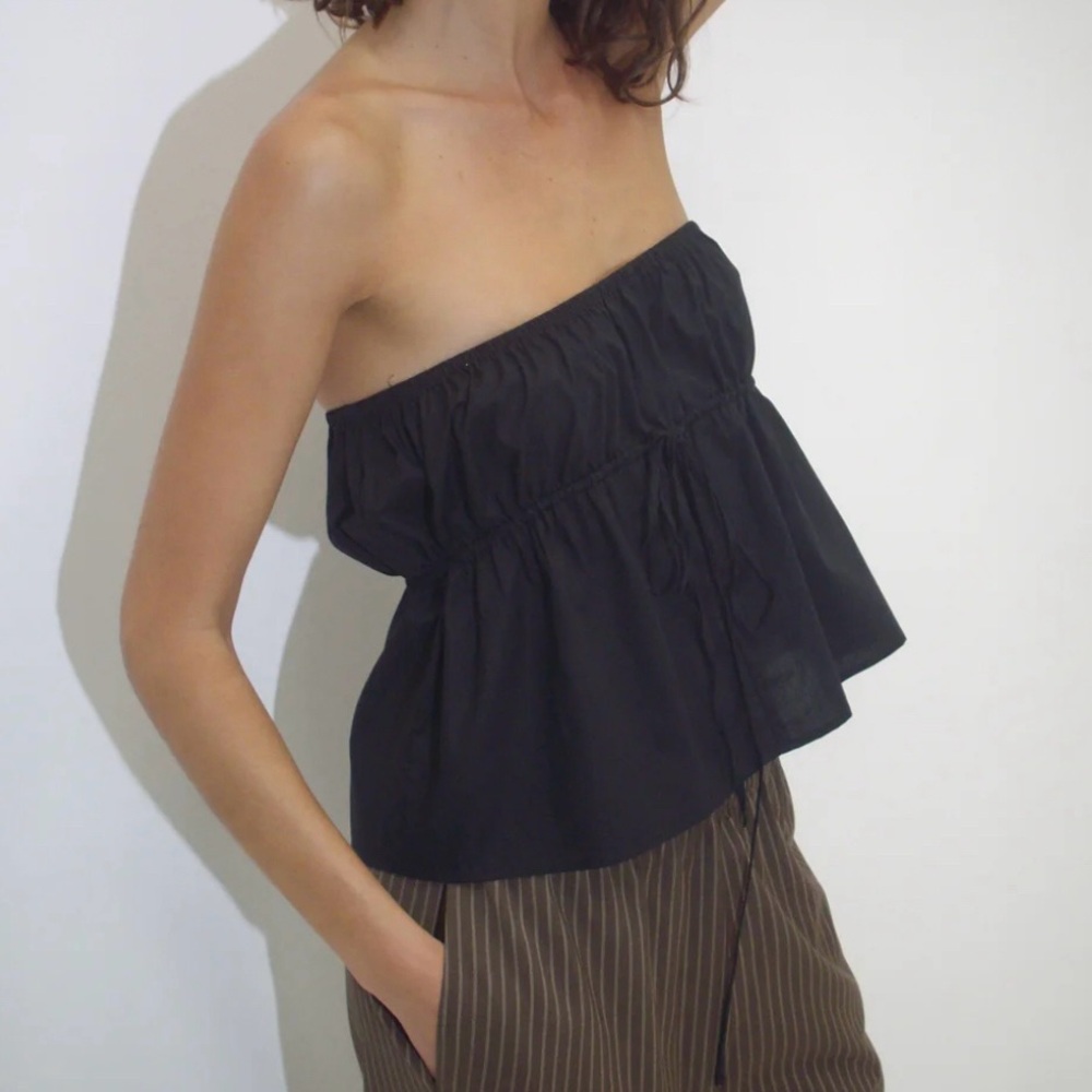 The Strapless Cotton Top in black